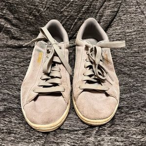 Used Pumas Womens sneaker size 8 gray